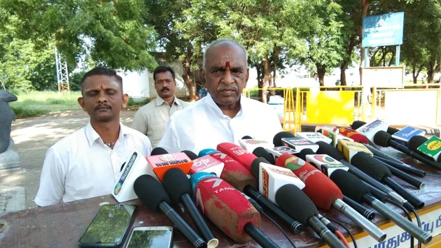விமான நிலையத்தில் பொன்னார்