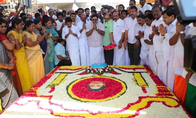 ஜெ.சமாதியில் அஞ்சலி செலுத்தும் டி.டி.வி.தினகரன்