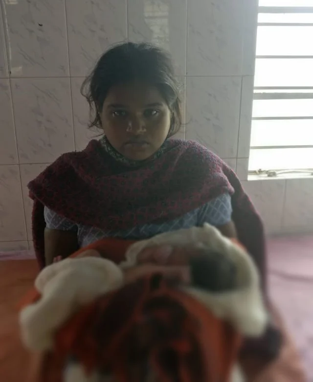 மருத்துவமனையில் குழந்தையுடன் குமாரி