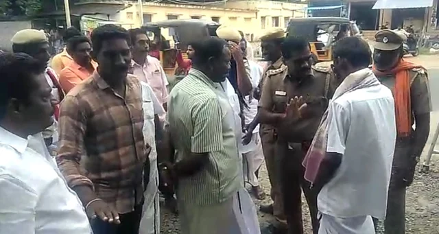போலீஸார் சமாதானம் பேசும்போது அருகே இருந்த லோகிராஜன்