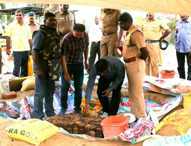 தங்கச்சிமடத்தில் கிடைத்த விடுதலைப்புலிகள் ஆயுதங்கள் (பழைய படம்)