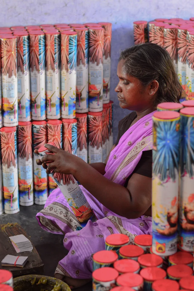 வெளி பகுதி வண்ண நிறங்கள் கொண்ட காகிதத்தில் அலங்கரிக்கப்படுகிறது.
