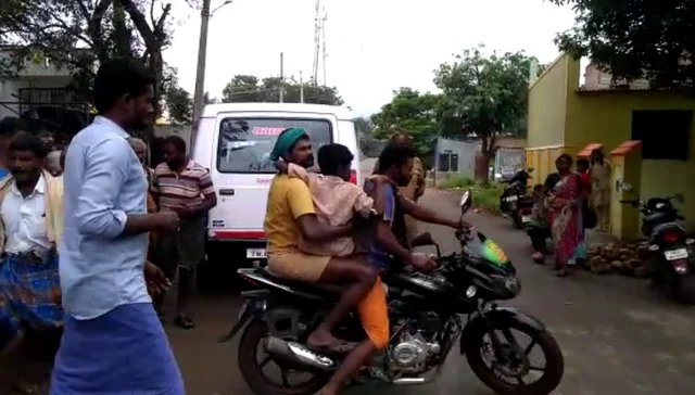 காயம்பட்ட மாணவனைத் தூக்கிச் செல்லும் கிராமத்தினர்