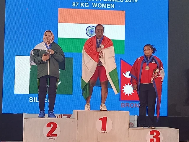 `பளு தூக்கும் விளையாட்டுன்னா உசுரு!’- தெற்காசியப் போட்டியில் தங்கம் வென்று சாதித்த தஞ்சை பெண் எஸ்ஐ