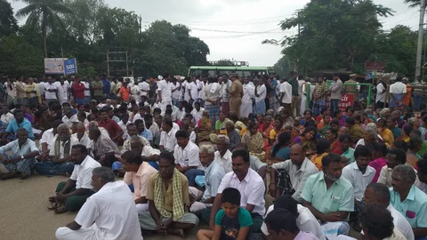 மேலூர் பேருந்துநிலையம் அருகே மறியல்