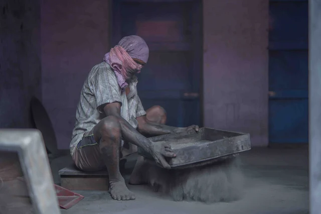 கரி மருந்தில் வேறு பொருட்கள் இல்லாமல் சலிக்கப்படுகிறது.