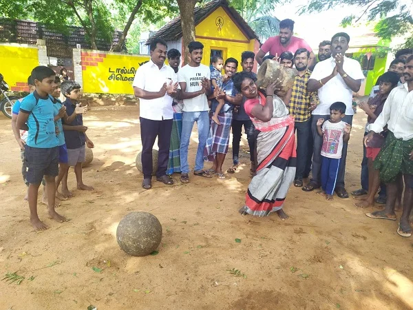 உற்சாகமூட்டும் கிராமத்தினர்