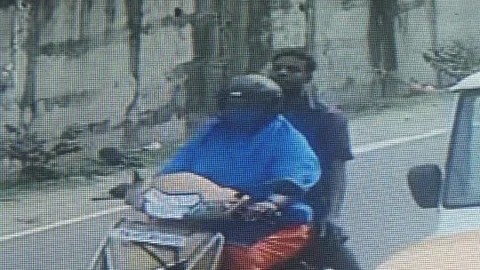 பைக்கில் செல்லும் ரேவதி