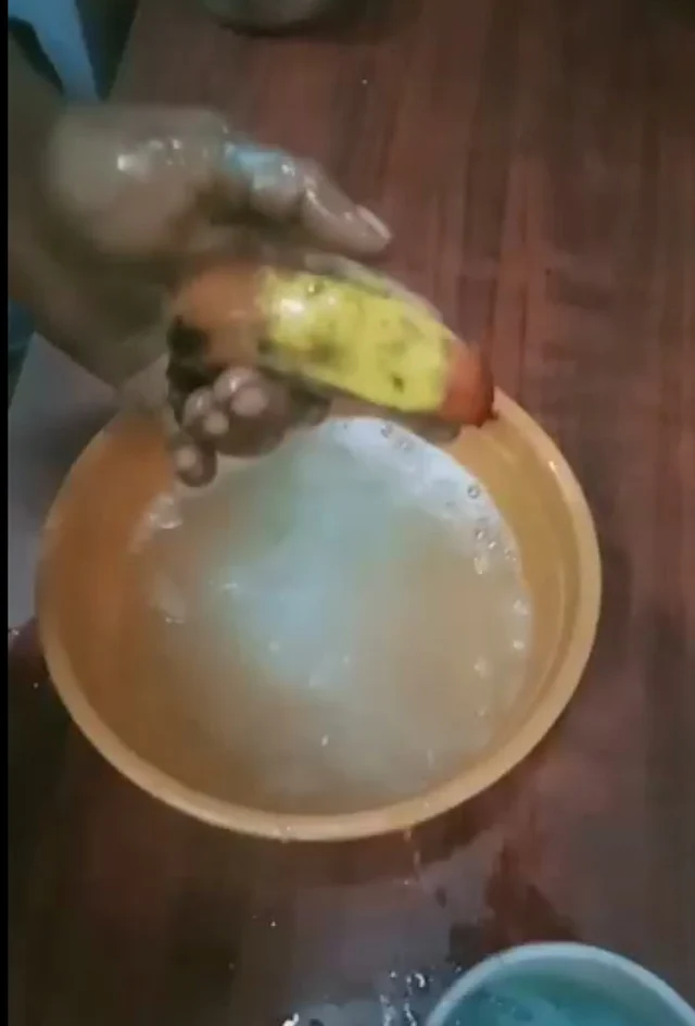 தேய்த்துக் கழுவினால் மஞ்சளாகும் செவ்வாழை