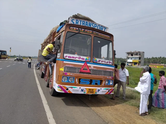 சிக்கிய லாரி