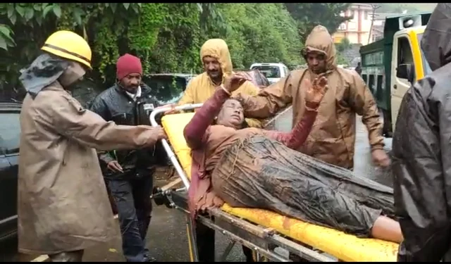மண்சரிவில் சிக்கிய பெண்ணை உயிருடன் மீட்ட மீட்புக்குழுவினர்.