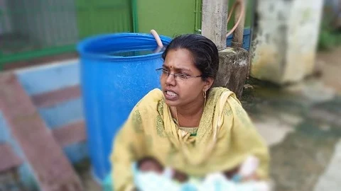கணவன் வீட்டு முன் போராட்டம் நடத்தும் தேன்மொழி