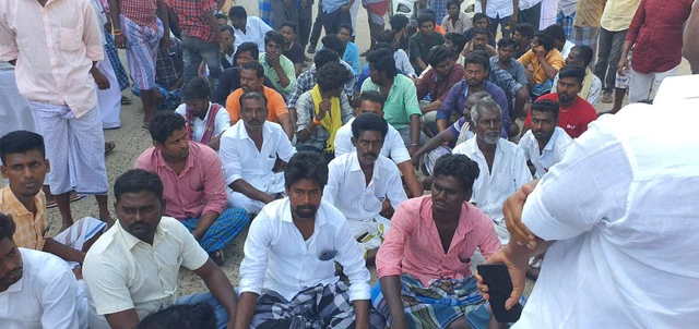 முற்றுகை போராட்டம் நடத்தும் உறவினர்கள்.