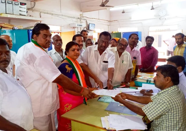 வேட்புமனு தாக்கல் செய்யும் வேட்பாளர்
