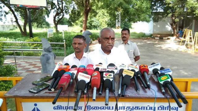 விமான நிலையத்தில் பொன் ராதாகிருஷ்ணன்