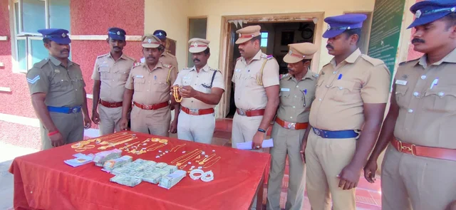 தங்க நகைகளுடன் போலீஸ்
