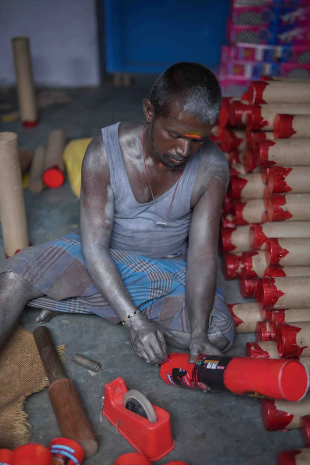 கடைசியாக வெடி வெடிப்பதற்கு குழாயின் கீழ் துளையிடப்பட்டு திரி பொருத்தப்படுகிறது.