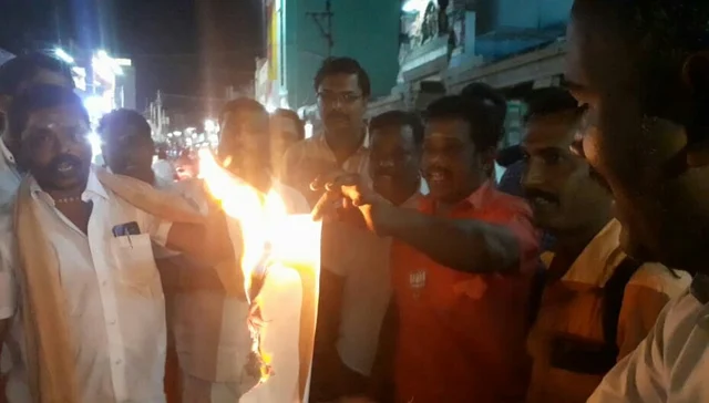 உருவப்படத்தை எரிக்கும் பா.ஜ.க-வினர்