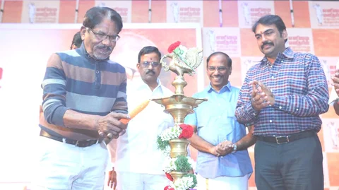 விழாவைத் தொடங்கிவைக்கும் பாரதி ராஜா