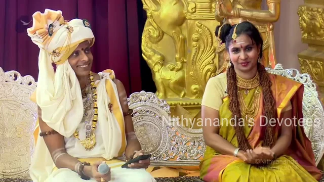 காஸ்ட்யூமில் கலக்கும் பக்தைகள்!