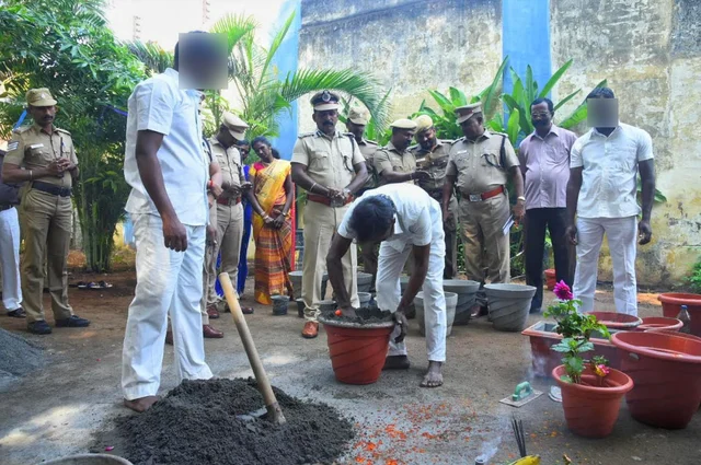 பூந்தொட்டிகள் தயாரிக்கும் பணி
