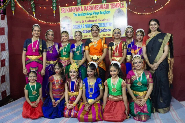 பரதக் கலைஞர்களின் குழு