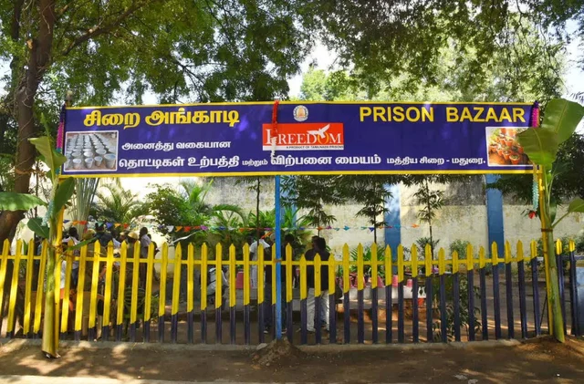 அறுபது ரூபாய் விலை குறைவு!' - மதுரை மத்திய சிறைக் கைதிகள் தயாரிக்கும் பூந்தொட்டிகள்