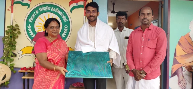 ஆசிரியர்களோடு ஷேக் அப்துல் ரஹ்மான்