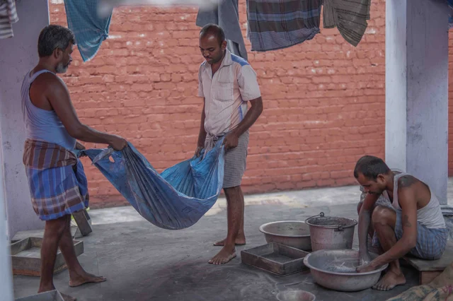 கலக்கப்பட்ட கரிமருந்து உருண்டைகளாக வருவதற்காக உருட்டுகிறார்கள்.