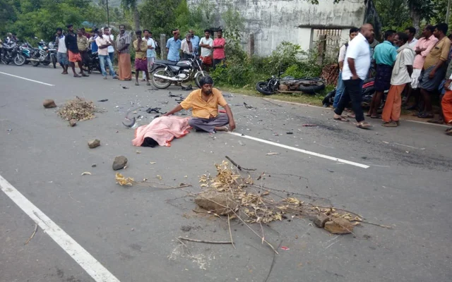 மனைவி உடலுடன் ரமேஷ் போராட்டம்