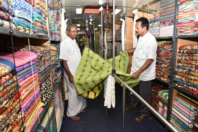 பேருந்தினுள் நடைபெறும் விற்பனை