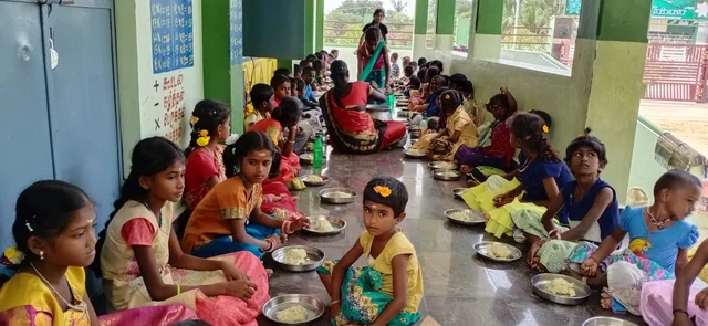 பொங்கல் சாப்பிடும் மாணவர்கள்