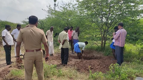 தோண்டி எடுக்கப்படும் சடலம்