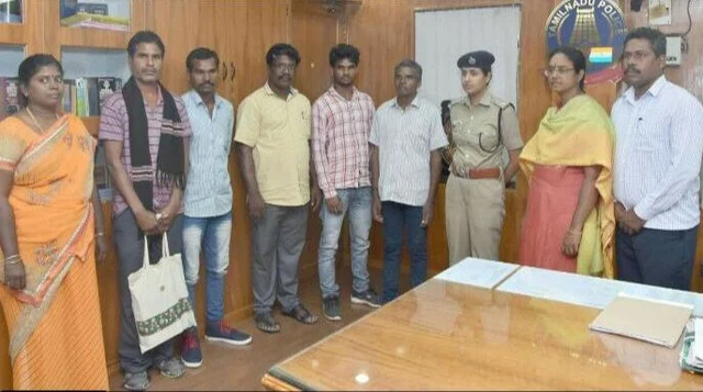கௌசரணின் குடும்பத்தினருடன் போலீஸார்