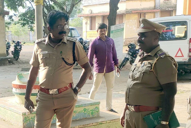 டி.எஸ்.பி சுரேஷ்குமார் - ஆய்வாளர் ரெகுராஜன்