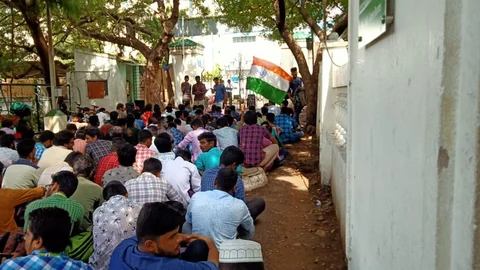 சென்னை புதுக்கல்லூரி மாணவர்கள் போராட்டம்