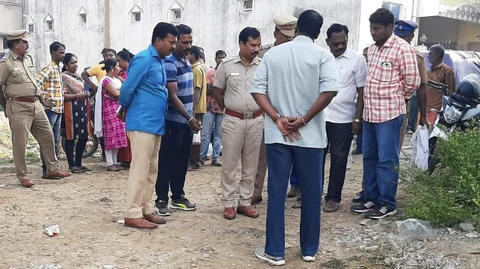 கொலை நடந்த இடத்தில் போலீஸ்