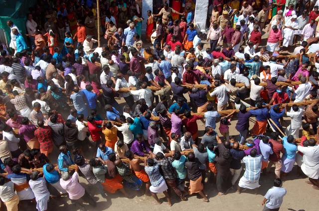 ஒற்றுமையோடு வடம் பிடித்து இழுக்கும் மக்கள்.
