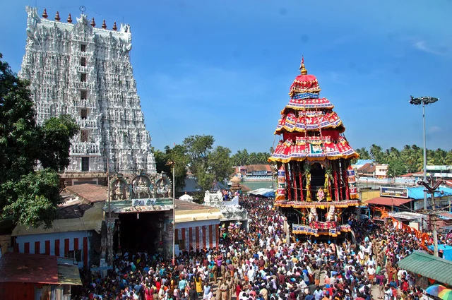 மக்கள் வெள்ளத்தில் மிதந்து வரும் தேர்.