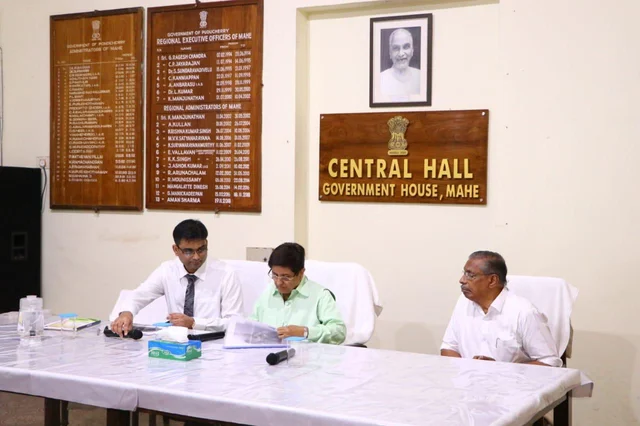 மாஹேவில் அதிகாரிகளுடன் கிரண்பேடி