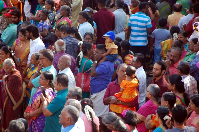 பேரனை தோளில் சுமந்து தேர் காட்டும் தாத்தா!