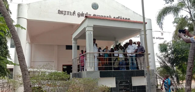 காந்தி சிலையிடம் மனு அளிக்கும் மக்கள்