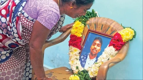 ஏகேஷின் புகைப்படத்தைப் பார்த்து அழும் தாயார்