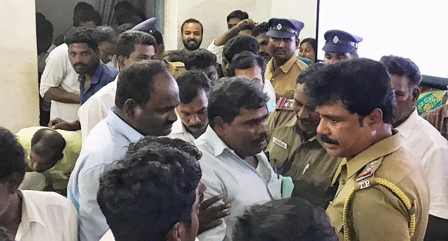 தேர்தல் அதிகாரிகளுடன் வாக்குவாதம்