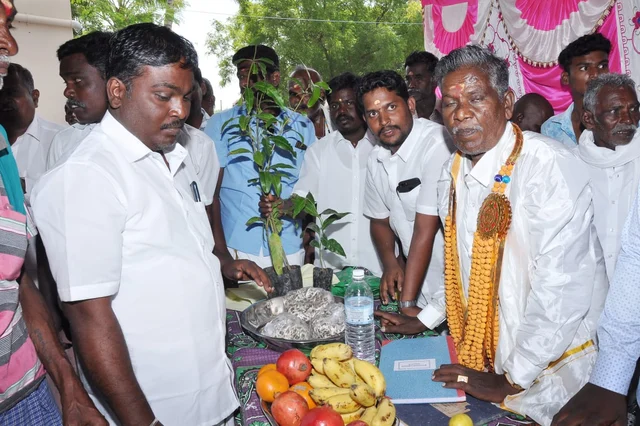 பதவியேற்வு விழாவில் மரக்கன்றுகள் வழங்கும் கந்தசாமி