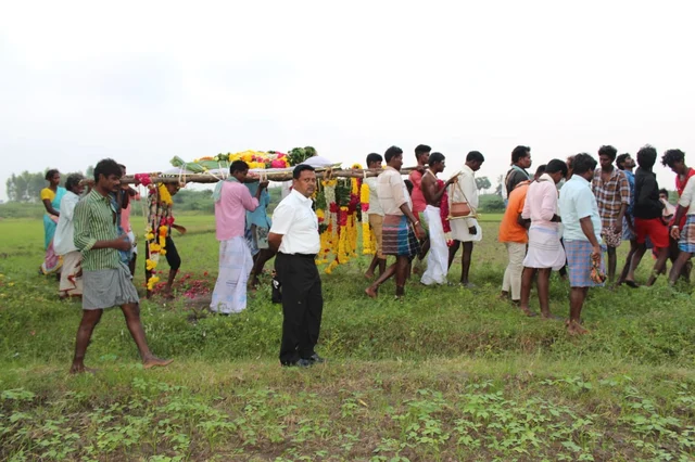 சாமந்தியின் உடலைக் கொண்டு செல்லும் மக்கள்..