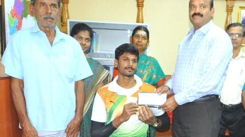 ஊக்கத்தொகை வழங்கிய கலெக்டர் சண்முக சுந்தரம்