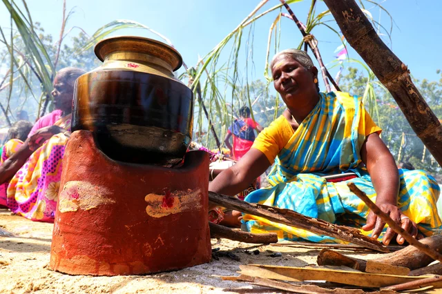 புத்தரிசிப் பானையுடன் புதுப் புடவை தானுடுத்தி பொங்கலிடும் குலமகள்!