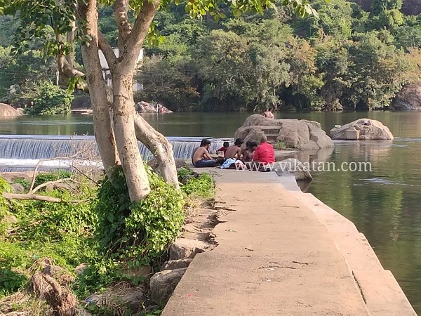 தடையை மீறும் சுற்றுலாப் பயணிகள்