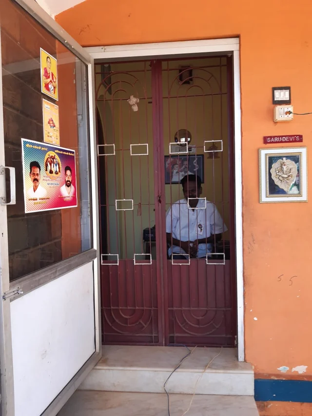 மகேந்திரன் வீட்டுக்குள்